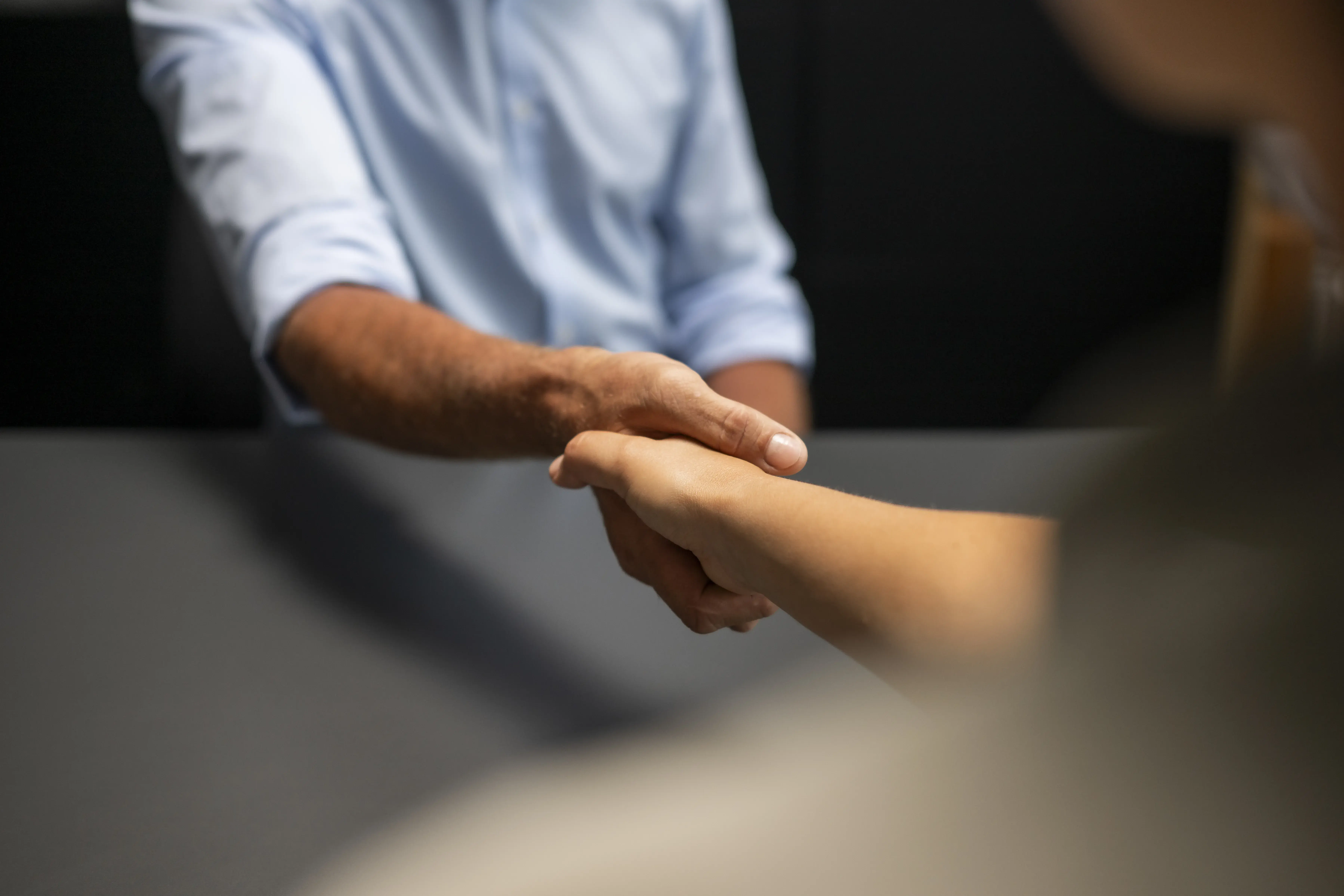 Beratungsgespräch Küchenkauf Handschlag